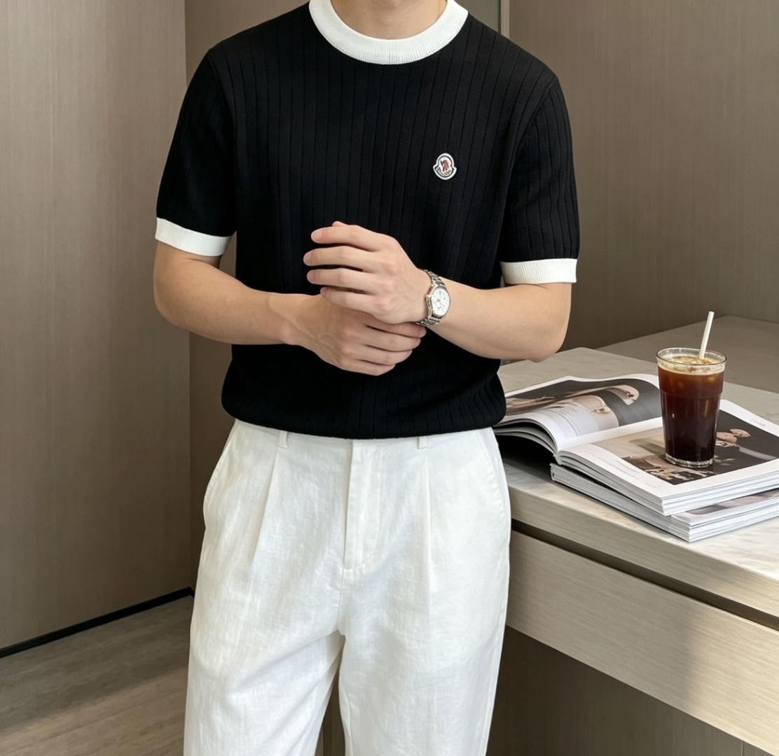 NO:913477,Mengkou 2026ss new summer men's knitted round neck short-sleeved shirt!  Exclusive first release. It is woven with ultra-fine fiber and high-elastic Yilite yarn. The texture and texture are super soft, very light and soft, and the hand feels extremely delicate and silky. The finer the yarn, the harder it is to work, and it is very time-consuming and material-consuming. It is a super rare product. The particularity of the fabric of each piece of clothing makes it silky soft and smooth. The unique embroidery pattern on the chest, you can feel its softness and smoothness when it comes into contact with the skin!  The overall design is simple and elegant, continuing the classic, calm and elegant classic color scheme, naturally exuding casual elegance. Size m-xxxl ss1,,Moncler,T-shirt,19860909蒙口 2026ss夏季新品男士针织圆领短袖衫！独家首发 采用纤维超细与高弹的伊力特纱线织造而成,质感与纹理都是超级的柔和,非常的轻薄柔软,手感极其的细腻丝滑,纱线越细做工就越难,并且非常的耗时耗料,超级难得一见的佳品,每件衣服的面料的特殊性使它具有丝般的柔软和润滑,胸前独特刺绣图案,与肌肤接触就能感觉到它的柔软和爽滑！整体简洁、大气,延续经典,沉稳大气的经典配色,自然散发出的休闲儒雅 尺码m-xxxl   ss1,,Moncler,T-shirt,,Men's clothing