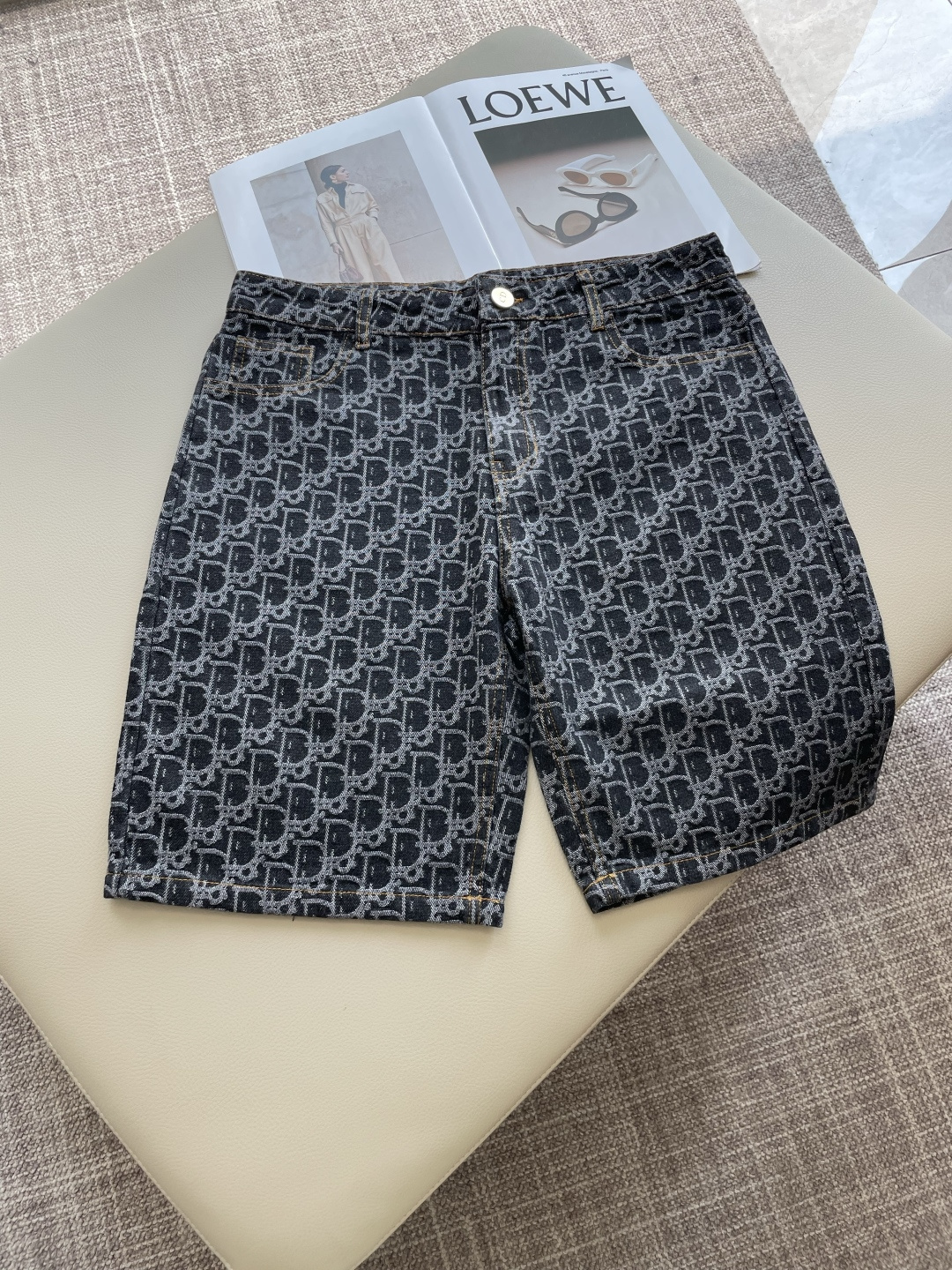 NO:930270,DAO 2026ss new summer men's casual denim shorts, high-end version!  Custom-made fabrics at the counter are highly breathable and comfortable, with impeccable details and brand element design concepts, reflecting high quality. It feels delicate and soft!  It presents a casual cut and the upper body shape is awesome!  Size:m-xxxl,,shorts,19860909D奥 2026ss夏季新款男士休闲牛仔短裤,高端版本！专柜定制面料 透气舒适度高,细节无可挑剔,品牌元素设计理念,体现高品质.手感细腻柔软！呈现休闲裁剪,上身版型超赞！ 尺码:m-xxxl,,shorts,,Men's clothing