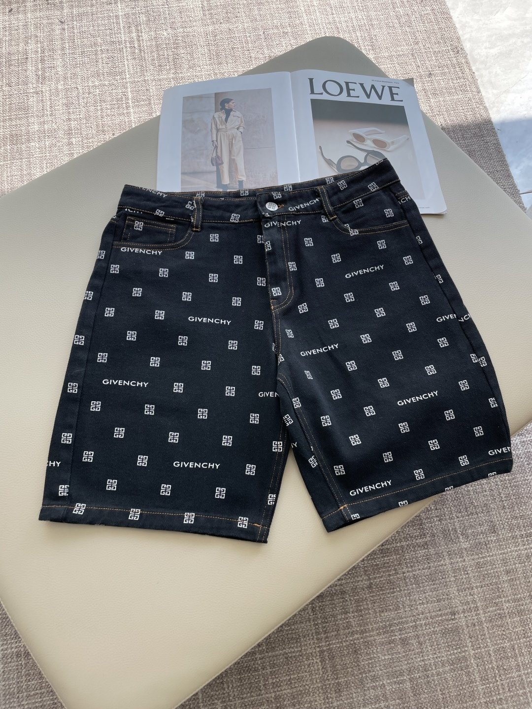 NO:930281,Givenchy 2026ss new summer men's casual denim shorts, high-end version!  Custom-made fabrics at the counter are highly breathable and comfortable, with impeccable details and brand element design concepts, reflecting high quality. It feels delicate and soft!  It presents a casual cut and the upper body shape is awesome!  Size:m-xxxl,,givenchy,shorts,19860909纪梵希 2026ss夏季新款男士休闲牛仔短裤,高端版本！专柜定制面料 透气舒适度高,细节无可挑剔,品牌元素设计理念,体现高品质.手感细腻柔软！呈现休闲裁剪,上身版型超赞！ 尺码:m-xxxl,,givenchy,shorts,,Men's clothing