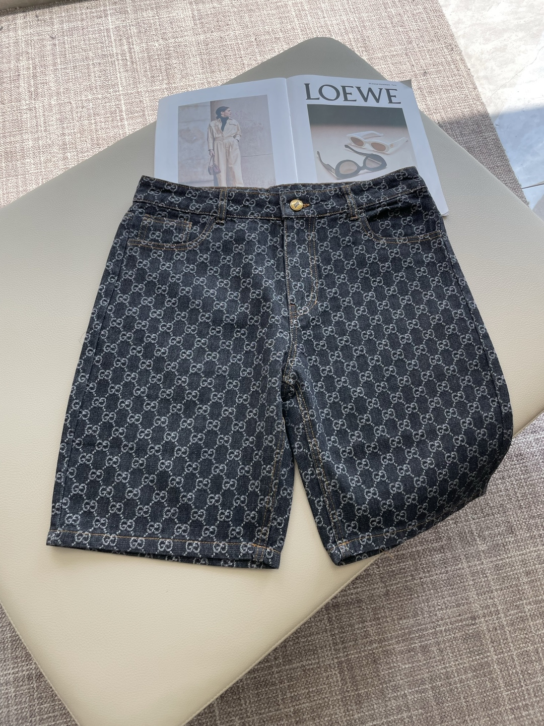 NO:930290,Gucc 2026ss new summer men's casual denim shorts, high-end version!  Custom-made fabrics at the counter are highly breathable and comfortable, with impeccable details and brand element design concepts, reflecting high quality. It feels delicate and soft!  It presents a casual cut and the upper body shape is awesome!  Size:m-xxxl,,gucci,shorts,19860909Gucc 2026ss夏季新款男士休闲牛仔短裤,高端版本！专柜定制面料 透气舒适度高,细节无可挑剔,品牌元素设计理念,体现高品质.手感细腻柔软！呈现休闲裁剪,上身版型超赞！ 尺码:m-xxxl,,gucci,shorts,,Men's clothing