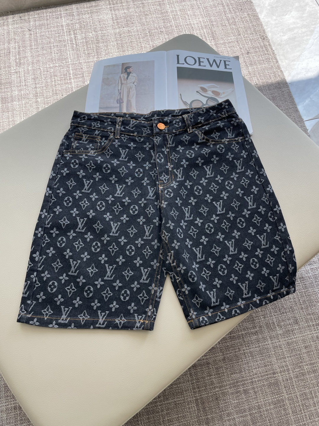 NO:930299,Lv 2026ss new summer men's casual denim shorts, high-end version!  Custom-made fabrics at the counter are highly breathable and comfortable, with impeccable details and brand element design concepts, reflecting high quality. It feels delicate and soft!  It presents a casual cut and the upper body shape is awesome!  Size:m-xxxl,,louis vuitton,shorts,19860909Lv 2026ss夏季新款男士休闲牛仔短裤,高端版本！专柜定制面料 透气舒适度高,细节无可挑剔,品牌元素设计理念,体现高品质.手感细腻柔软！呈现休闲裁剪,上身版型超赞！ 尺码:m-xxxl,,louis vuitton,shorts,,Men's clothing