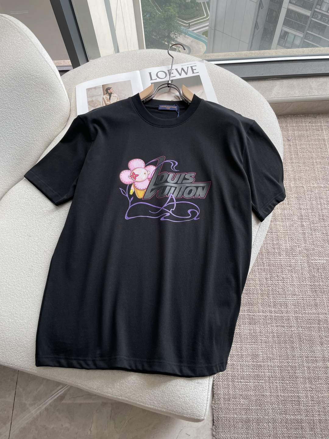 NO:930325,Lv The same style as the official website. The same style as the official website. The same style as the official website. Highly recommended!  2026ss new summer clothing products are on sale at counters. The latest series of graphic logo short-sleeved T-shirts are a must-have for everyone!  Imported top-quality combed cotton fabric, extremely skin-friendly and comfortable. It feels very delicate, has a good texture, and perfectly reflects the three-dimensional effect. It is in line with the brand's consistent design style. It is a very good overall product. It can be worn alone as an inner layer. Sizes XS-L, louis vuitton, T-shirt, tees, t-shirt,19860909Lv 官网同款 官网同款 官网同款 重磅推荐！2026ss夏装新品 专柜在售 最新系列图案logo短袖T恤 必须人手一件的节奏！进口顶极精梳棉面料,极为亲肤舒适 摸上去非常的细腻,质感很好,完美体现立体感 符合品牌一贯设计风格,整体非常不错的一款,内搭单穿都完全没问题 尺码XS-L,,louis vuitton,T-shirt,tees，t-shirt,,Men's clothing