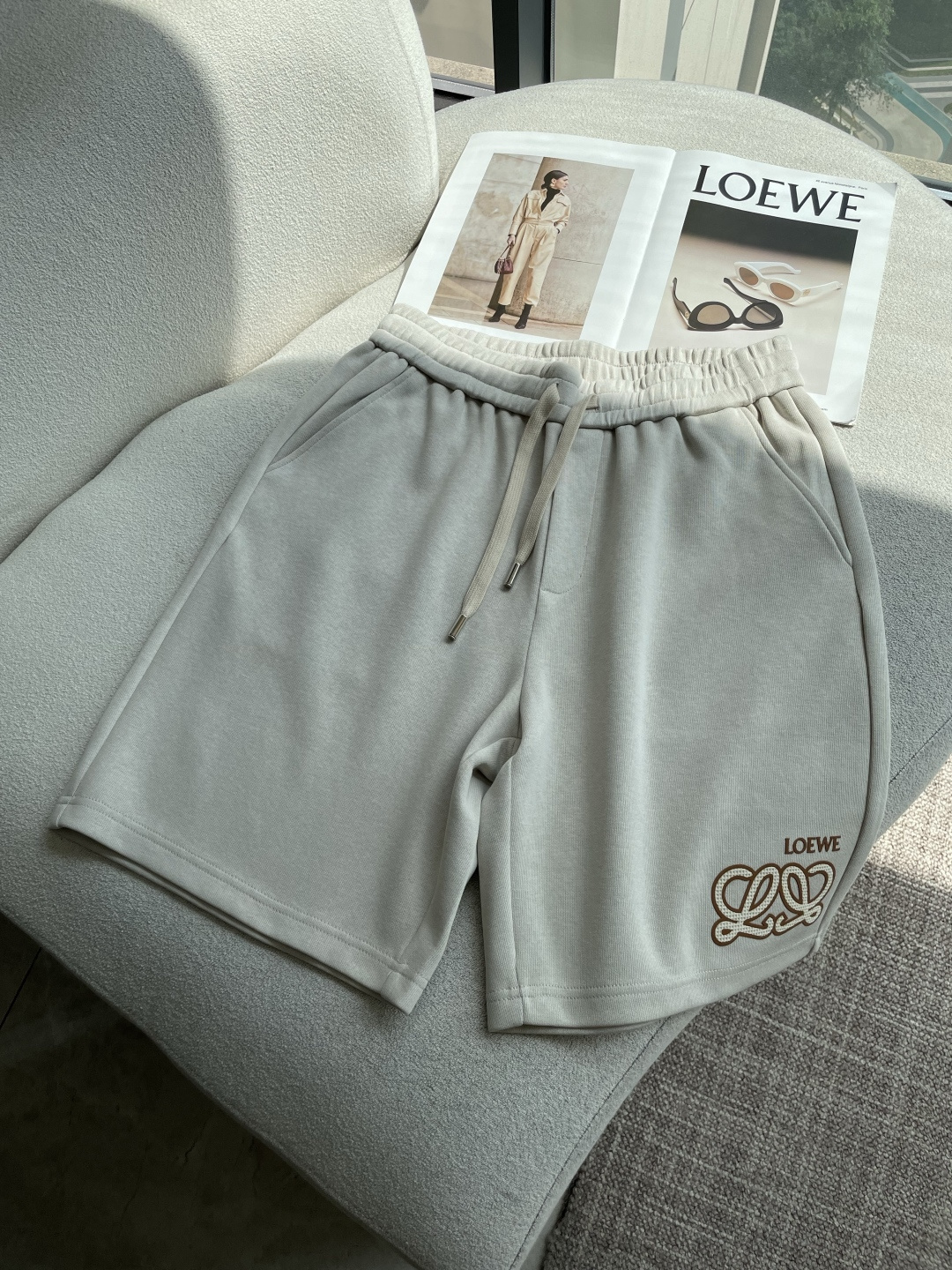 NO:930341,Highly recommended by Loewe!  2026ss new summer clothes are on sale at counters. The latest series of patterned logo shorts are a must-have for everyone!  Imported high-density pure cotton fabric, extremely skin-friendly and comfortable. It feels very delicate and has a good texture, which perfectly reflects the three-dimensional effect. It is in line with the brand's consistent design style. It is a very good overall product and a must-have for fashionistas. Sizes are m-xxxl,,loewe,shorts,19860909Loewe 重磅推荐！2026ss夏装新品 专柜在售 最新系列图案logo短裤 必须人手一件的节奏！进口顶极高密度纯棉面料,极为亲肤舒适 摸上去非常的细腻,质感很好,完美体现立体感 符合品牌一贯设计风格,整体非常不错的一款,潮人必备 尺码m-xxxl,,loewe,shorts,,Men's clothing