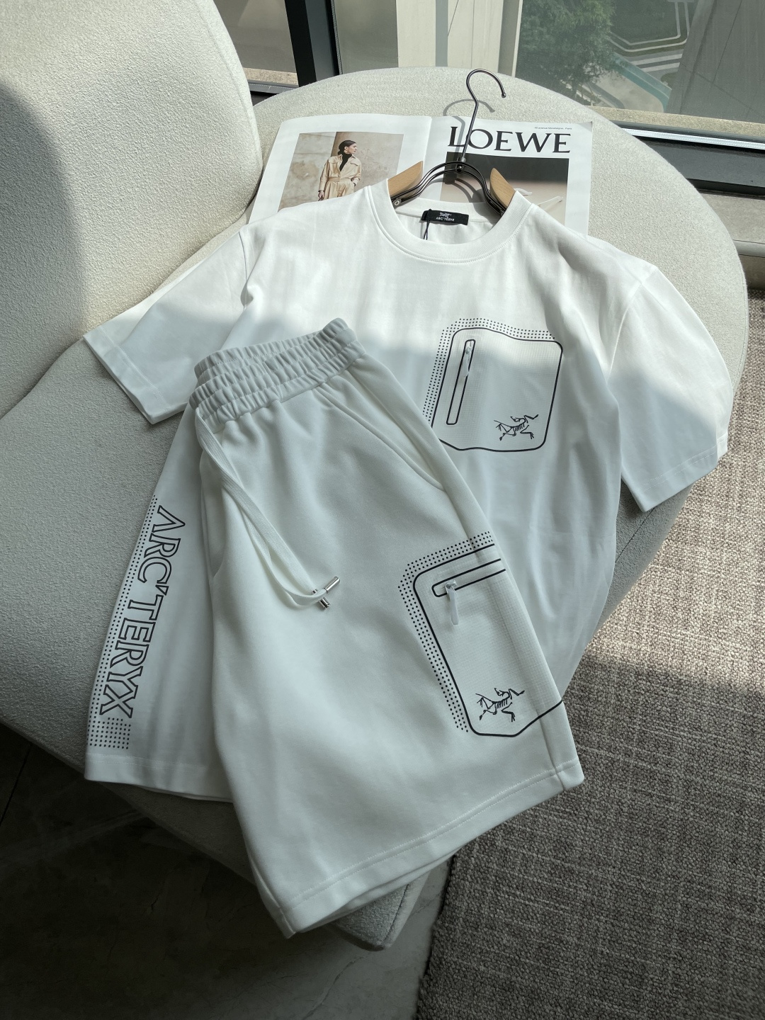 NO:930291,Niaojia Round Neck Short Sleeve Shorts Suit Half Sleeve Suit Top Version Trading Company Channel Order, Overseas Boutique Exclusive Limited Sale, Classic Is Eternal, It Is Absolutely Worth It!  This type of suit is also a must-have for lazy people. You don’t have to think about how to match it, you can just get it in one set!  Customized fabrics are provided by customers, which are smooth to the touch, yet crisp and stylish, and the upper body is full of texture!  The overall design is simple and elegant without losing style. It has a strong sense of upper body and is definitely at the forefront of fashion. It is very comfortable to wear. There is no need to say much about the style and cut of the pants. The upper body is exquisite and lively. It is truly a palace-level casual pants that can be used in various occasions whether it is sports or leisure. It is worthy of Amway and roaring recommendation!  !  /1 set (not sold separately) size m-xxxl,,jil sander,shorts,T-shirt,19860909鸟家 圆领短袖短裤套装 半袖套装顶级版本贸易公司渠道订单,海外精品独家限定发售,经典即永恒,入手绝对值的！这种类型的套装也是懒人必备的一套,不用想怎么搭配,直接一套轻松搞定！客供定制面料,触感顺滑,却又挺括有型,上身质感十足！ 整体简洁大方而不失格调,上身感极强,绝对走在时尚最前端,穿着非常舒适,裤型款式和裁剪亦无需多言,上身精致跃然,真正殿堂级的休闲裤,无论是运动还是休闲时候都能胜任各种场合,值得安利,咆哮推荐！！ /1套（不拆卖) 尺码m-xxxl,,jil sander,shorts,T-shirt,,Men's clothing