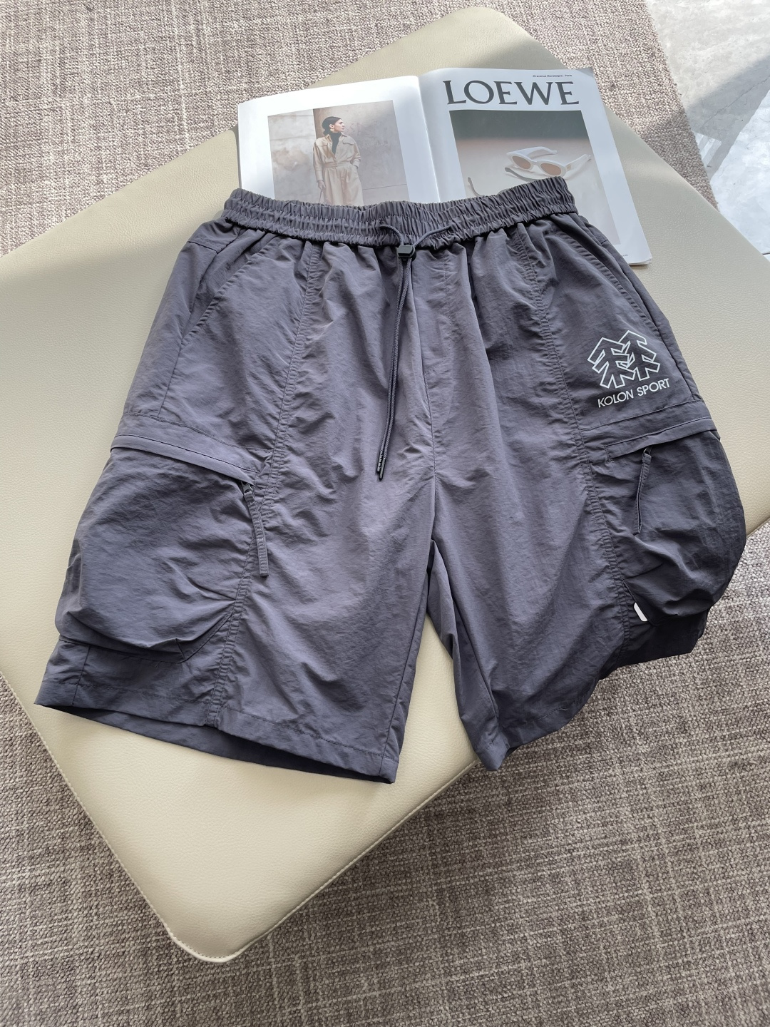 NO:930318,Kolon's 2026 new summer quick-drying shorts are an excellent choice for summer sports and leisure. They are made of professional quick-drying fabrics that can quickly absorb and evaporate sweat, keeping the body dry. Whether it is intense exercise or daily travel, you will not be afraid of stuffiness and stickiness.  The drawstring elastic waist design is easy to put on and take off, and can be flexibly adjusted according to your own needs to adapt to different waist sizes. The zipper pockets on both sides not only add a sense of design, but also can safely store small items, such as keys, mobile phones, etc., which is convenient and practical. The exquisite brand logo embroidery on the trousers low-key highlights the quality and style. The overall fit is neat and modifies the leg lines. Pair it with a simple T-shirt and sneakers to easily create a fashionable and sporty style; it is a good choice whether traveling or at home!  Size M-XXXL,,sneakers,shorts,tees,t-shirt,19860909可隆 2026夏季新品速干短裤 是夏日运动与休闲的绝佳之选.采用专业速干面料,能迅速吸收并蒸发汗水,保持身体干爽,无论是激烈运动还是日常出行,都无惧闷热与黏腻. 抽绳式松紧腰设计,穿脱便捷,可根据自身需求灵活调整,适配不同腰围.两侧拉链口袋,不仅增添设计感,更能安全收纳小物件,如钥匙、手机等,方便又实用.裤身精致的品牌标识刺绣,低调彰显品质与格调. 整体版型利落,修饰腿部线条,搭配简约T恤和运动鞋,轻松打造时尚运动风；无论出行还是居家,都是不错的选择！ 尺码M-XXXL,,sneakers,shorts,tees，t-shirt,,Men's clothing
