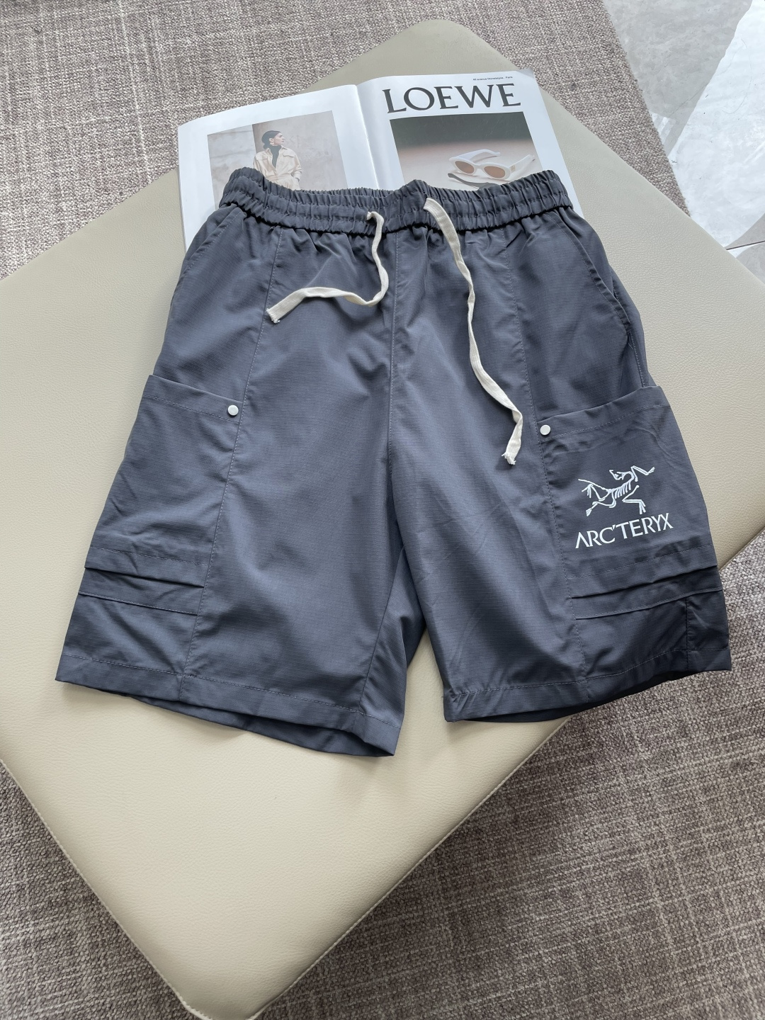 NO:930327,Niaojia's new 2026 summer quick-drying shorts are an excellent choice for summer sports and leisure. They are made of professional quick-drying fabrics that can quickly absorb and evaporate sweat, keeping the body dry. Whether it is intense exercise or daily travel, you will not be afraid of stuffiness and stickiness.  The drawstring elastic waist design is easy to put on and take off, and can be flexibly adjusted according to your own needs to adapt to different waist sizes. The zipper pockets on both sides not only add a sense of design, but also can safely store small items, such as keys, mobile phones, etc., which is convenient and practical. The exquisite brand logo embroidery on the trousers low-key highlights the quality and style. The overall fit is neat and modifies the leg lines. Pair it with a simple T-shirt and sneakers to easily create a fashionable and sporty style; it is a good choice whether traveling or at home!  Size M-XXXL,,jil sander,sneakers,shorts,tees,t-shirt,19860909鸟家 2026夏季新品速干短裤 是夏日运动与休闲的绝佳之选.采用专业速干面料,能迅速吸收并蒸发汗水,保持身体干爽,无论是激烈运动还是日常出行,都无惧闷热与黏腻. 抽绳式松紧腰设计,穿脱便捷,可根据自身需求灵活调整,适配不同腰围.两侧拉链口袋,不仅增添设计感,更能安全收纳小物件,如钥匙、手机等,方便又实用.裤身精致的品牌标识刺绣,低调彰显品质与格调. 整体版型利落,修饰腿部线条,搭配简约T恤和运动鞋,轻松打造时尚运动风；无论出行还是居家,都是不错的选择！ 尺码M-XXXL,,jil sander,sneakers,shorts,tees，t-shirt,,Men's clothing