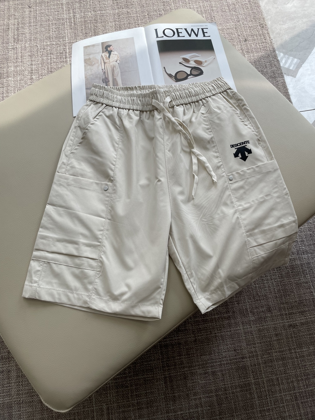 NO:930335,Descente's 2026 summer new quick-drying shorts are an excellent choice for summer sports and leisure. They are made of professional quick-drying fabrics that can quickly absorb and evaporate sweat, keeping the body dry. Whether it is intense exercise or daily travel, you are not afraid of stuffiness and stickiness.  The drawstring elastic waist design is easy to put on and take off, and can be flexibly adjusted according to your own needs to adapt to different waist sizes. The zipper pockets on both sides not only add a sense of design, but also can safely store small items, such as keys, mobile phones, etc., which is convenient and practical. The exquisite brand logo embroidery on the trousers low-key highlights the quality and style. The overall fit is neat and modifies the leg lines. Pair it with a simple T-shirt and sneakers to easily create a fashionable and sporty style; it is a good choice whether traveling or at home!  Size M-XXXL,,sneakers,shorts,tees,t-shirt,19860909迪桑特 2026夏季新品速干短裤 是夏日运动与休闲的绝佳之选.采用专业速干面料,能迅速吸收并蒸发汗水,保持身体干爽,无论是激烈运动还是日常出行,都无惧闷热与黏腻. 抽绳式松紧腰设计,穿脱便捷,可根据自身需求灵活调整,适配不同腰围.两侧拉链口袋,不仅增添设计感,更能安全收纳小物件,如钥匙、手机等,方便又实用.裤身精致的品牌标识刺绣,低调彰显品质与格调. 整体版型利落,修饰腿部线条,搭配简约T恤和运动鞋,轻松打造时尚运动风；无论出行还是居家,都是不错的选择！ 尺码M-XXXL,,sneakers,shorts,tees，t-shirt,,Men's clothing