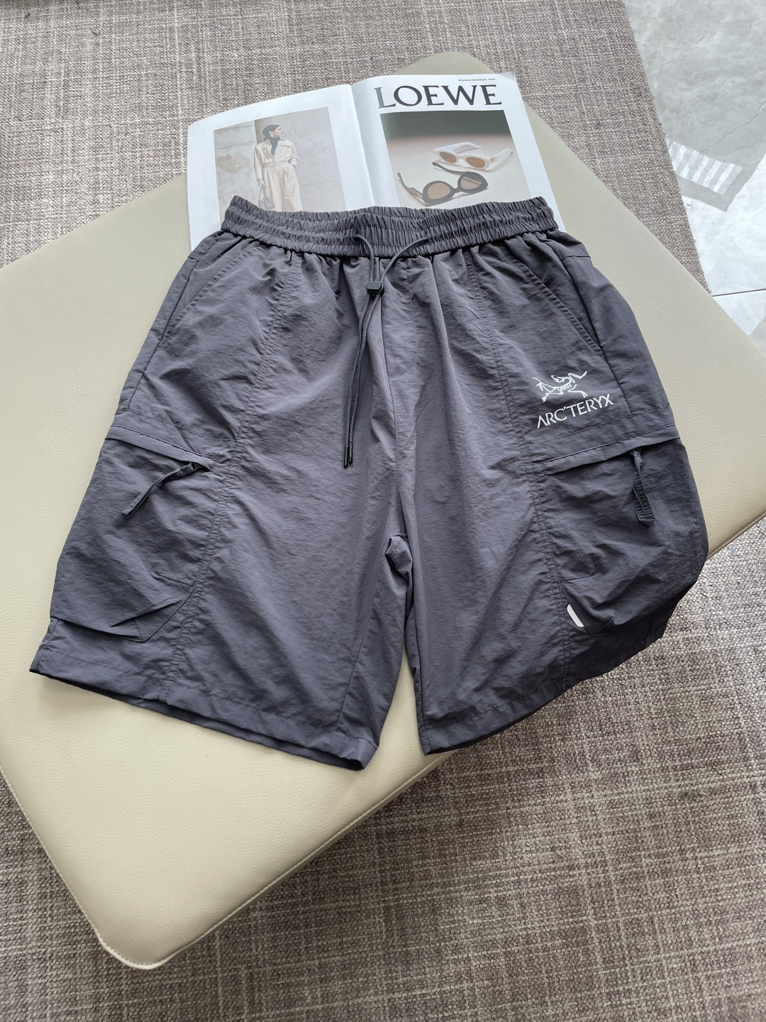 NO:930343,Niaojia's new 2026 summer quick-drying shorts are an excellent choice for summer sports and leisure. They are made of professional quick-drying fabrics that can quickly absorb and evaporate sweat, keeping the body dry. Whether it is intense exercise or daily travel, you will not be afraid of stuffiness and stickiness.  The drawstring elastic waist design is easy to put on and take off, and can be flexibly adjusted according to your own needs to adapt to different waist sizes. The zipper pockets on both sides not only add a sense of design, but also can safely store small items, such as keys, mobile phones, etc., which is convenient and practical. The exquisite brand logo embroidery on the trousers low-key highlights the quality and style. The overall fit is neat and modifies the leg lines. Pair it with a simple T-shirt and sneakers to easily create a fashionable and sporty style; it is a good choice whether traveling or at home!  Size M-XXXL,,jil sander,sneakers,shorts,tees,t-shirt,19860909鸟家 2026夏季新品速干短裤 是夏日运动与休闲的绝佳之选.采用专业速干面料,能迅速吸收并蒸发汗水,保持身体干爽,无论是激烈运动还是日常出行,都无惧闷热与黏腻. 抽绳式松紧腰设计,穿脱便捷,可根据自身需求灵活调整,适配不同腰围.两侧拉链口袋,不仅增添设计感,更能安全收纳小物件,如钥匙、手机等,方便又实用.裤身精致的品牌标识刺绣,低调彰显品质与格调. 整体版型利落,修饰腿部线条,搭配简约T恤和运动鞋,轻松打造时尚运动风；无论出行还是居家,都是不错的选择！ 尺码M-XXXL,,jil sander,sneakers,shorts,tees，t-shirt,,Men's clothing
