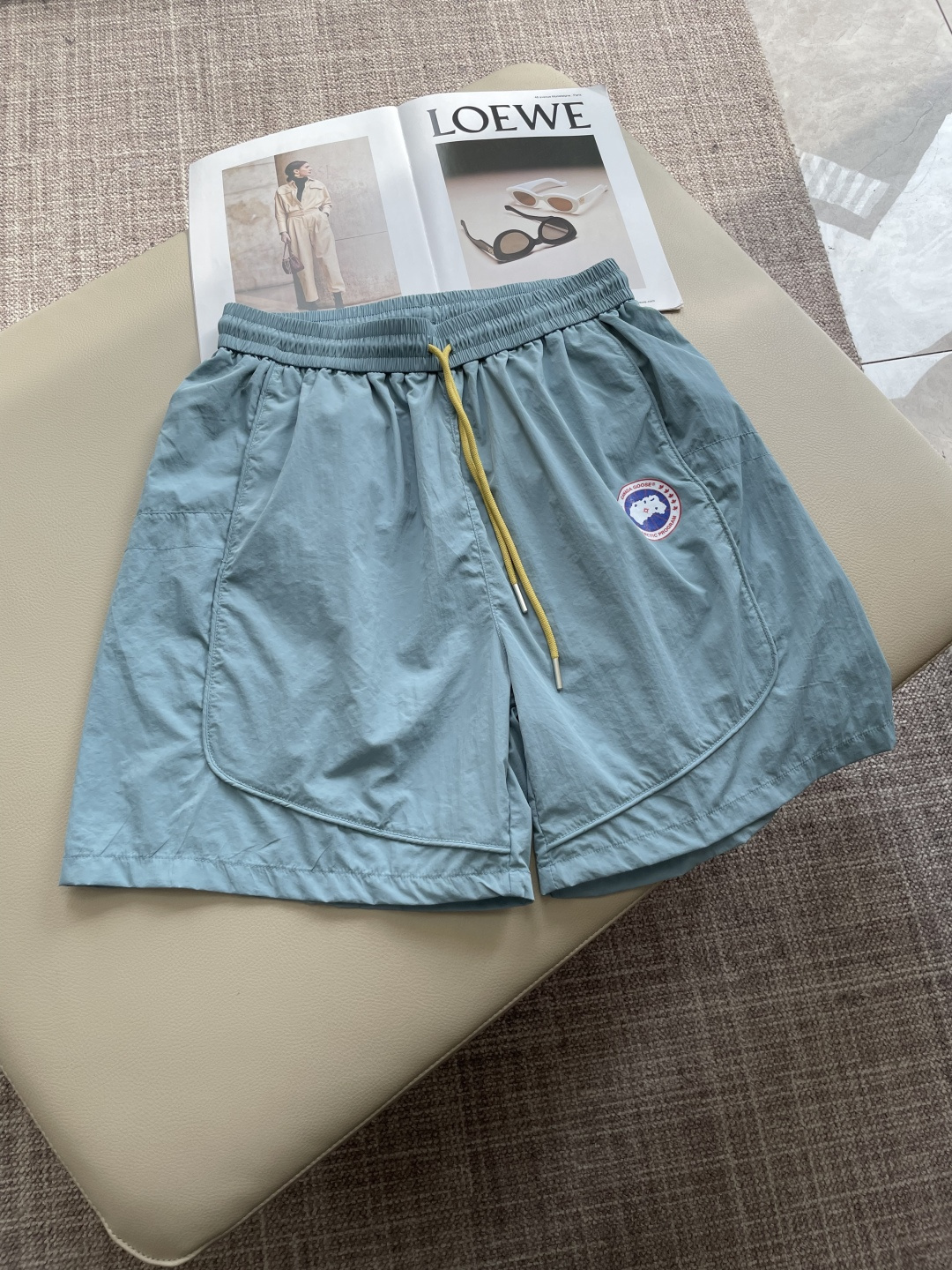 NO:930351,Daye's 2026 summer new quick-drying shorts are an excellent choice for summer sports and leisure. They are made of professional quick-drying fabrics that can quickly absorb and evaporate sweat, keeping the body dry. Whether it is intense exercise or daily travel, you will not be afraid of stuffiness and stickiness.  The drawstring elastic waist design is easy to put on and take off, and can be flexibly adjusted according to your own needs to adapt to different waist sizes. The zipper pockets on both sides not only add a sense of design, but also can safely store small items, such as keys, mobile phones, etc., which is convenient and practical. The exquisite brand logo embroidery on the trousers low-key highlights the quality and style. The overall fit is neat and modifies the leg lines. Pair it with a simple T-shirt and sneakers to easily create a fashionable and sporty style; it is a good choice whether traveling or at home!  Size M-XXXL,,sneakers,shorts,tees,t-shirt,19860909大鹅 2026夏季新品速干短裤 是夏日运动与休闲的绝佳之选.采用专业速干面料,能迅速吸收并蒸发汗水,保持身体干爽,无论是激烈运动还是日常出行,都无惧闷热与黏腻. 抽绳式松紧腰设计,穿脱便捷,可根据自身需求灵活调整,适配不同腰围.两侧拉链口袋,不仅增添设计感,更能安全收纳小物件,如钥匙、手机等,方便又实用.裤身精致的品牌标识刺绣,低调彰显品质与格调. 整体版型利落,修饰腿部线条,搭配简约T恤和运动鞋,轻松打造时尚运动风；无论出行还是居家,都是不错的选择！ 尺码M-XXXL,,sneakers,shorts,tees，t-shirt,,Men's clothing