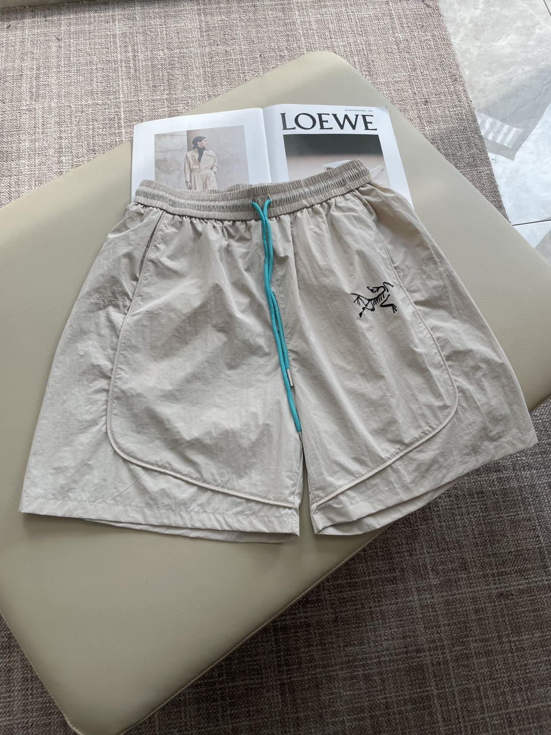 NO:930360,Niaojia's new 2026 summer quick-drying shorts are an excellent choice for summer sports and leisure. They are made of professional quick-drying fabrics that can quickly absorb and evaporate sweat, keeping the body dry. Whether it is intense exercise or daily travel, you will not be afraid of stuffiness and stickiness.  The drawstring elastic waist design is easy to put on and take off, and can be flexibly adjusted according to your own needs to adapt to different waist sizes. The zipper pockets on both sides not only add a sense of design, but also can safely store small items, such as keys, mobile phones, etc., which is convenient and practical. The exquisite brand logo embroidery on the trousers low-key highlights the quality and style. The overall fit is neat and modifies the leg lines. Pair it with a simple T-shirt and sneakers to easily create a fashionable and sporty style; it is a good choice whether traveling or at home!  Size M-XXXL,,jil sander,sneakers,shorts,tees,t-shirt,19860909鸟家 2026夏季新品速干短裤 是夏日运动与休闲的绝佳之选.采用专业速干面料,能迅速吸收并蒸发汗水,保持身体干爽,无论是激烈运动还是日常出行,都无惧闷热与黏腻. 抽绳式松紧腰设计,穿脱便捷,可根据自身需求灵活调整,适配不同腰围.两侧拉链口袋,不仅增添设计感,更能安全收纳小物件,如钥匙、手机等,方便又实用.裤身精致的品牌标识刺绣,低调彰显品质与格调. 整体版型利落,修饰腿部线条,搭配简约T恤和运动鞋,轻松打造时尚运动风；无论出行还是居家,都是不错的选择！ 尺码M-XXXL,,jil sander,sneakers,shorts,tees，t-shirt,,Men's clothing