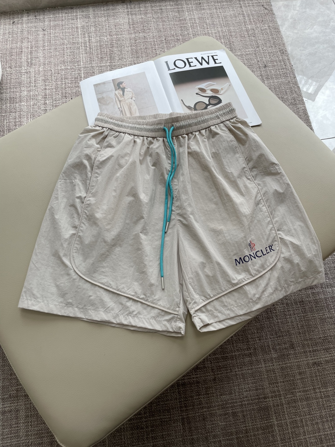 NO:930367,Mengkou's 2026 new summer quick-drying shorts are an excellent choice for summer sports and leisure. They are made of professional quick-drying fabrics that can quickly absorb and evaporate sweat, keeping the body dry. Whether it is intense exercise or daily travel, you are not afraid of stuffiness and stickiness.  The drawstring elastic waist design is easy to put on and take off, and can be flexibly adjusted according to your own needs to adapt to different waist sizes. The zipper pockets on both sides not only add a sense of design, but also can safely store small items, such as keys, mobile phones, etc., which is convenient and practical. The exquisite brand logo embroidery on the trousers low-key highlights the quality and style. The overall fit is neat and modifies the leg lines. Pair it with a simple T-shirt and sneakers to easily create a fashionable and sporty style; it is a good choice whether traveling or at home!  Size M-XXXL,,Moncler,sneakers,shorts,tees,t-shirt,19860909蒙口 2026夏季新品速干短裤 是夏日运动与休闲的绝佳之选.采用专业速干面料,能迅速吸收并蒸发汗水,保持身体干爽,无论是激烈运动还是日常出行,都无惧闷热与黏腻. 抽绳式松紧腰设计,穿脱便捷,可根据自身需求灵活调整,适配不同腰围.两侧拉链口袋,不仅增添设计感,更能安全收纳小物件,如钥匙、手机等,方便又实用.裤身精致的品牌标识刺绣,低调彰显品质与格调. 整体版型利落,修饰腿部线条,搭配简约T恤和运动鞋,轻松打造时尚运动风；无论出行还是居家,都是不错的选择！ 尺码M-XXXL,,Moncler,sneakers,shorts,tees，t-shirt,,Men's clothing