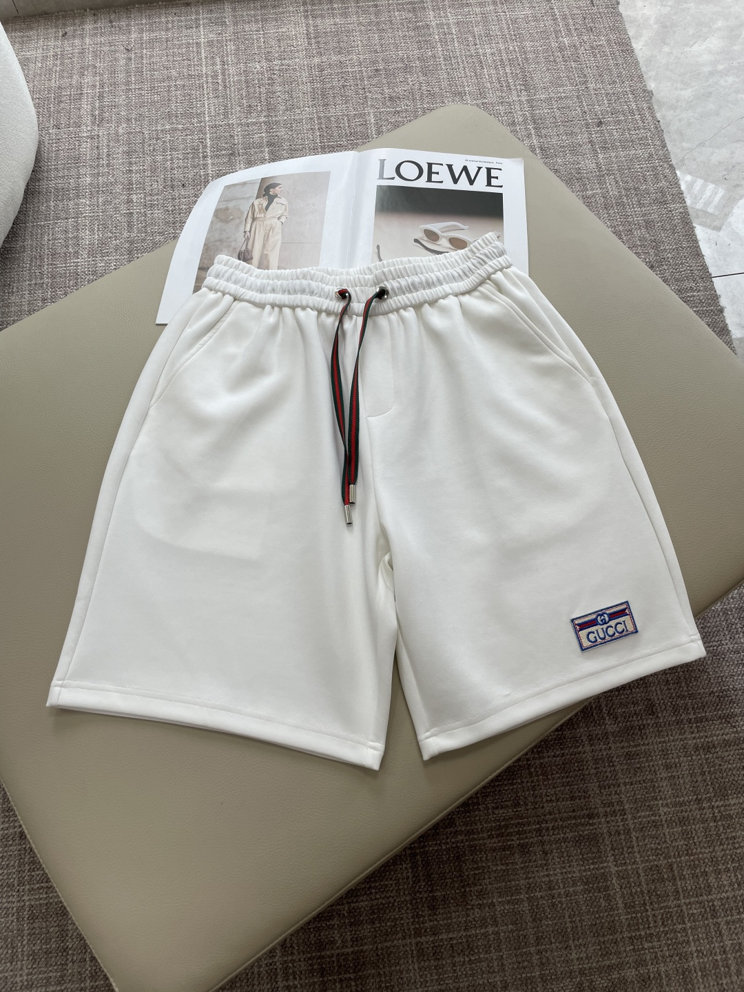 NO:925421,Highly recommended by Gucc!  2026ss new summer clothes are on sale at counters. The latest series of patterned logo shorts are a must-have for everyone!  Imported high-density pure cotton fabric, extremely skin-friendly and comfortable. It feels very delicate and has a good texture, which perfectly reflects the three-dimensional effect. It is in line with the brand's consistent design style. It is a very good overall product and a must-have for fashionistas. Sizes M-3XL, gucci, shorts,19860909Gucc 重磅推荐！2026ss夏装新品 专柜在售 最新系列图案logo短裤 必须人手一件的节奏！进口顶极高密度纯棉面料,极为亲肤舒适 摸上去非常的细腻,质感很好,完美体现立体感 符合品牌一贯设计风格,整体非常不错的一款,潮人必备 尺码M-3XL,,gucci,shorts,,Men's clothing