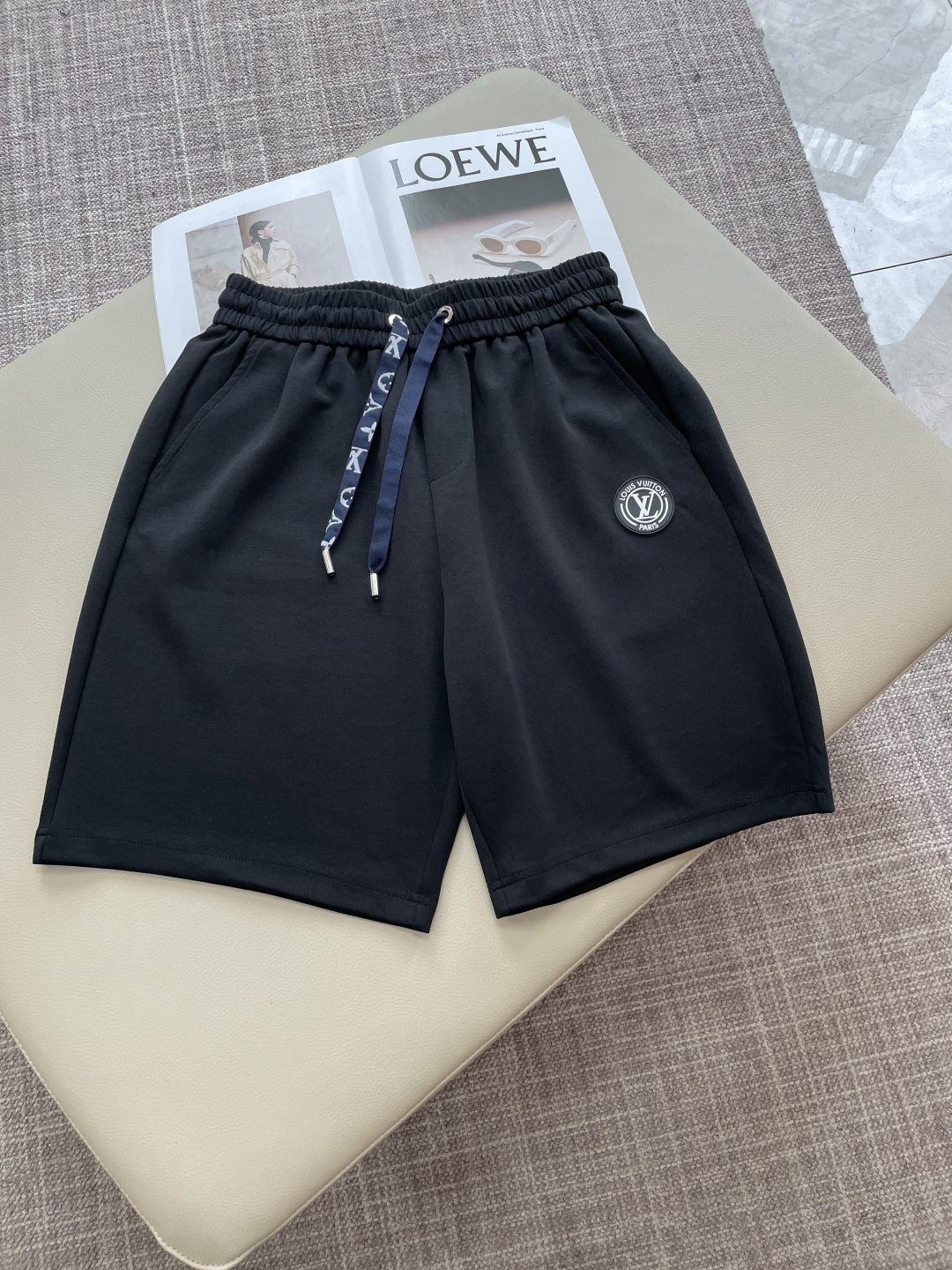 NO:925431,Lv highly recommended!  2026ss new summer clothes are on sale at counters. The latest series of patterned logo shorts are a must-have for everyone!  Imported high-density pure cotton fabric, extremely skin-friendly and comfortable. It feels very delicate and has a good texture, which perfectly reflects the three-dimensional effect. It is in line with the brand's consistent design style. It is a very good overall product and a must-have for fashionistas. Sizes M-3XL, Louis Vuitton, shorts,19860909Lv 重磅推荐！2026ss夏装新品 专柜在售 最新系列图案logo短裤 必须人手一件的节奏！进口顶极高密度纯棉面料,极为亲肤舒适 摸上去非常的细腻,质感很好,完美体现立体感 符合品牌一贯设计风格,整体非常不错的一款,潮人必备 尺码M-3XL,,louis vuitton,shorts,,Men's clothing