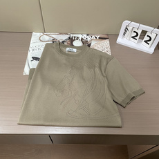 爱🐎仕 2026ss夏季新品男士针织圆领短袖衫!独家首发 采用纤维超细与高弹的伊力特纱线织造而成,质感与 爱🐎仕 2026ss夏季新品男士针织圆领短袖衫!独家首发 采用纤维超细与高弹的伊力特纱线织造而成,质感与