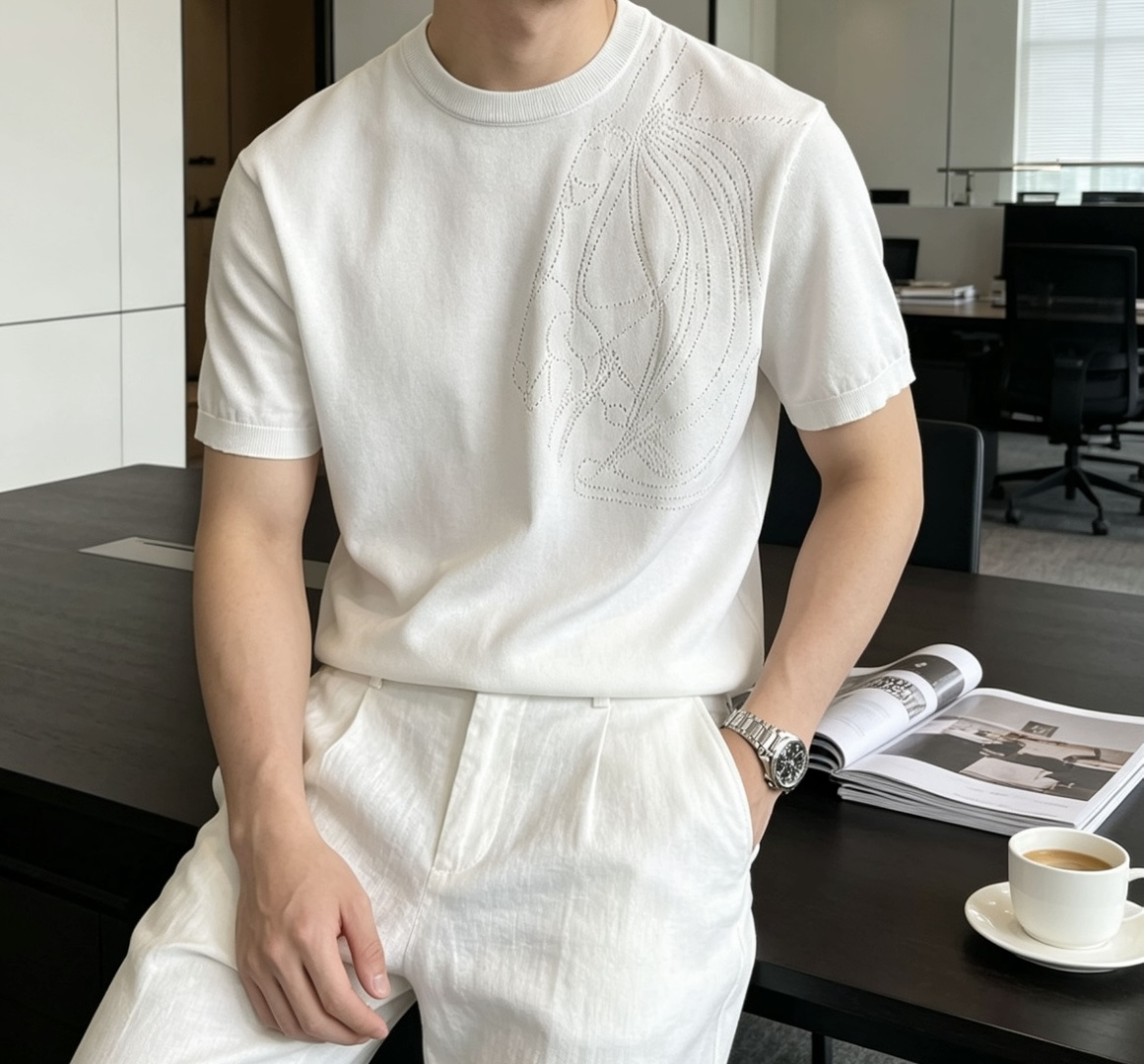 NO:913480,AIS 2026ss new summer men’s knitted round neck short-sleeved shirt!  Exclusive first release. It is woven with ultra-fine fiber and high-elastic Yilite yarn. The texture and texture are super soft, very light and soft, and the hand feels extremely delicate and silky. The finer the yarn, the harder it is to work, and it is very time-consuming and material-consuming. It is a super rare product. The particularity of the fabric of each piece of clothing makes it silky soft and smooth. The unique embroidery pattern on the chest, you can feel its softness and smoothness when it comes into contact with the skin!  The overall design is simple and elegant, continuing the classic, calm and elegant classic color scheme, naturally exuding casual elegance. Size m-xxxl, T-shirt,19860909爱仕 2026ss夏季新品男士针织圆领短袖衫！独家首发 采用纤维超细与高弹的伊力特纱线织造而成,质感与纹理都是超级的柔和,非常的轻薄柔软,手感极其的细腻丝滑,纱线越细做工就越难,并且非常的耗时耗料,超级难得一见的佳品,每件衣服的面料的特殊性使它具有丝般的柔软和润滑,胸前独特刺绣图案,与肌肤接触就能感觉到它的柔软和爽滑！整体简洁、大气,延续经典,沉稳大气的经典配色,自然散发出的休闲儒雅 尺码m-xxxl   齐,,T-shirt,,Men's clothing