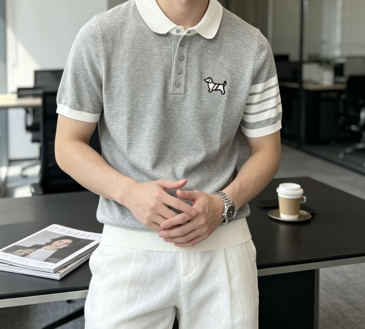 NO:913489,TB 2026ss new summer men’s knitted lapel short-sleeved shirt!  Exclusive first release. It is woven with ultra-fine fiber and high-elastic Yilite yarn. The texture and texture are super soft, very light and soft, and the hand feels extremely delicate and silky. The finer the yarn, the harder it is to work, and it is very time-consuming and material-consuming. It is a super rare product. The particularity of the fabric of each piece of clothing makes it silky soft and smooth. The unique embroidery pattern on the chest, you can feel its softness and smoothness when it comes into contact with the skin!  The overall design is simple and elegant, continuing the classic, calm and elegant classic color scheme, naturally exuding casual elegance. Size m-xxxl, T-shirt,19860909TB 2026ss夏季新品男士针织翻领短袖衫！独家首发 采用纤维超细与高弹的伊力特纱线织造而成,质感与纹理都是超级的柔和,非常的轻薄柔软,手感极其的细腻丝滑,纱线越细做工就越难,并且非常的耗时耗料,超级难得一见的佳品,每件衣服的面料的特殊性使它具有丝般的柔软和润滑,胸前独特刺绣图案,与肌肤接触就能感觉到它的柔软和爽滑！整体简洁、大气,延续经典,沉稳大气的经典配色,自然散发出的休闲儒雅 尺码m-xxxl   齐,,T-shirt,,Men's clothing