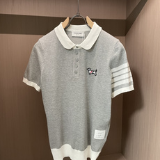 TB 2026ss夏季新品男士针织翻领短袖衫!独家首发 采用纤维超细与高弹的伊力特纱线织造而成,质感与纹 TB 2026ss夏季新品男士针织翻领短袖衫!独家首发 采用纤维超细与高弹的伊力特纱线织造而成,质感与纹