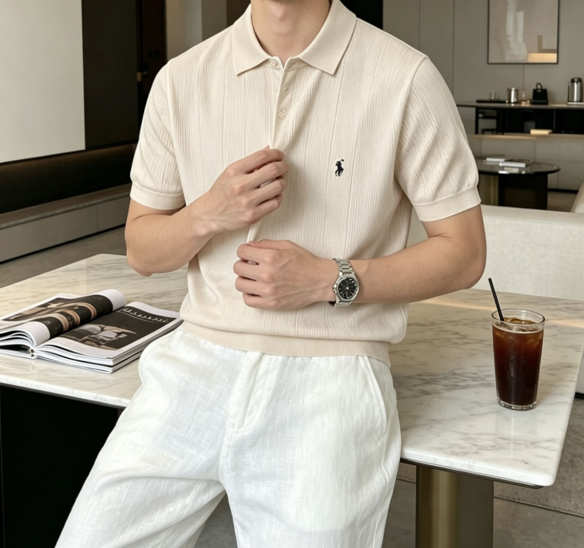 NO:913491,Ralph Lauren 2026ss new summer men’s knitted lapel short-sleeved shirt!  Exclusive first release. It is woven with ultra-fine fiber and high-elastic Yilite yarn. The texture and texture are super soft, very light and soft, and the hand feels extremely delicate and silky. The finer the yarn, the harder it is to work, and it is very time-consuming and material-consuming. It is a super rare product. The particularity of the fabric of each piece of clothing makes it silky soft and smooth. The unique embroidery pattern on the chest, you can feel its softness and smoothness when it comes into contact with the skin!  The overall design is simple and elegant, continuing the classic, calm and elegant classic color scheme, naturally exuding casual elegance. Size m-xxxl, T-shirt,19860909拉夫劳伦 2026ss夏季新品男士针织翻领短袖衫！独家首发 采用纤维超细与高弹的伊力特纱线织造而成,质感与纹理都是超级的柔和,非常的轻薄柔软,手感极其的细腻丝滑,纱线越细做工就越难,并且非常的耗时耗料,超级难得一见的佳品,每件衣服的面料的特殊性使它具有丝般的柔软和润滑,胸前独特刺绣图案,与肌肤接触就能感觉到它的柔软和爽滑！整体简洁、大气,延续经典,沉稳大气的经典配色,自然散发出的休闲儒雅 尺码m-xxxl   齐,,T-shirt,,Men's clothing