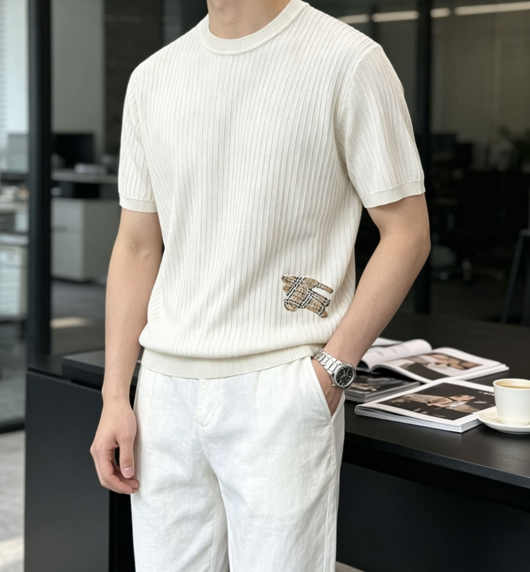 NO:913483,Bur 2026ss new summer men’s knitted round neck short-sleeved shirt!  Exclusive first release. It is woven with ultra-fine fiber and high-elastic Yilite yarn. The texture and texture are super soft, very light and soft, and the hand feels extremely delicate and silky. The finer the yarn, the harder it is to work, and it is very time-consuming and material-consuming. It is a super rare product. The particularity of the fabric of each piece of clothing makes it silky soft and smooth. The unique embroidery pattern on the chest, you can feel its softness and smoothness when it comes into contact with the skin!  The overall design is simple and elegant, continuing the classic, calm and elegant classic color scheme, naturally exuding casual elegance. Size m-xxxl Qi, burberry, T-shirt,19860909Bur 2026ss夏季新品男士针织圆领短袖衫！独家首发 采用纤维超细与高弹的伊力特纱线织造而成,质感与纹理都是超级的柔和,非常的轻薄柔软,手感极其的细腻丝滑,纱线越细做工就越难,并且非常的耗时耗料,超级难得一见的佳品,每件衣服的面料的特殊性使它具有丝般的柔软和润滑,胸前独特刺绣图案,与肌肤接触就能感觉到它的柔软和爽滑！整体简洁、大气,延续经典,沉稳大气的经典配色,自然散发出的休闲儒雅 尺码m-xxxl   齐,,burberry,T-shirt,,Men's clothing
