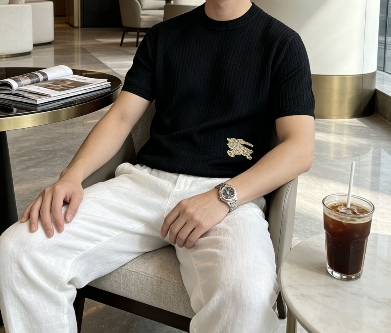 NO:913461,Bur 2026ss new summer men’s knitted round neck short-sleeved shirt!  Exclusive first release. It is woven with ultra-fine fiber and high-elastic Yilite yarn. The texture and texture are super soft, very light and soft, and the hand feels extremely delicate and silky. The finer the yarn, the harder it is to work, and it is very time-consuming and material-consuming. It is a super rare product. The particularity of the fabric of each piece of clothing makes it silky soft and smooth. The unique embroidery pattern on the chest, you can feel its softness and smoothness when it comes into contact with the skin!  The overall design is simple and elegant, continuing the classic, calm and elegant classic color scheme, naturally exuding casual elegance. Size m-xxxl, burberry, T-shirt,19860909Bur 2026ss夏季新品男士针织圆领短袖衫！独家首发 采用纤维超细与高弹的伊力特纱线织造而成,质感与纹理都是超级的柔和,非常的轻薄柔软,手感极其的细腻丝滑,纱线越细做工就越难,并且非常的耗时耗料,超级难得一见的佳品,每件衣服的面料的特殊性使它具有丝般的柔软和润滑,胸前独特刺绣图案,与肌肤接触就能感觉到它的柔软和爽滑！整体简洁、大气,延续经典,沉稳大气的经典配色,自然散发出的休闲儒雅 尺码m-xxxl    齐,,burberry,T-shirt,,Men's clothing