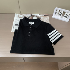 TB 2026ss夏季新品男士针织翻领短袖衫!独家首发 采用纤维超细与高弹的伊力特纱线织造而成,质感与纹 TB 2026ss夏季新品男士针织翻领短袖衫!独家首发 采用纤维超细与高弹的伊力特纱线织造而成,质感与纹