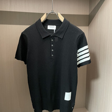 TB 2026ss夏季新品男士针织翻领短袖衫!独家首发 采用纤维超细与高弹的伊力特纱线织造而成,质感与纹 TB 2026ss夏季新品男士针织翻领短袖衫!独家首发 采用纤维超细与高弹的伊力特纱线织造而成,质感与纹