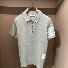 TB 2026ss夏季新品男士针织翻领短袖衫!独家首发 采用纤维超细与高弹的伊力特纱线织造而成,质感与纹 TB 2026ss夏季新品男士针织翻领短袖衫!独家首发 采用纤维超细与高弹的伊力特纱线织造而成,质感与纹