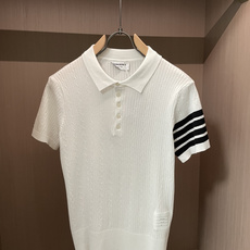 TB 2026ss夏季新品男士针织翻领短袖衫!独家首发 采用纤维超细与高弹的伊力特纱线织造而成,质感与纹 TB 2026ss夏季新品男士针织翻领短袖衫!独家首发 采用纤维超细与高弹的伊力特纱线织造而成,质感与纹