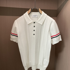 TB 2026ss夏季新品男士针织翻领短袖衫!独家首发 采用纤维超细与高弹的伊力特纱线织造而成,质感与纹 TB 2026ss夏季新品男士针织翻领短袖衫!独家首发 采用纤维超细与高弹的伊力特纱线织造而成,质感与纹