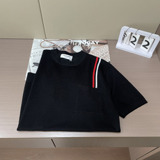 TB 2026ss夏季新品男士针织圆领短袖衫!独家首发 采用纤维超细与高弹的伊力特纱线织造而成,质感与纹 TB 2026ss夏季新品男士针织圆领短袖衫!独家首发 采用纤维超细与高弹的伊力特纱线织造而成,质感与纹