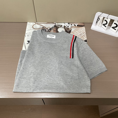 TB 2026ss夏季新品男士针织圆领短袖衫!独家首发 采用纤维超细与高弹的伊力特纱线织造而成,质感与纹 TB 2026ss夏季新品男士针织圆领短袖衫!独家首发 采用纤维超细与高弹的伊力特纱线织造而成,质感与纹