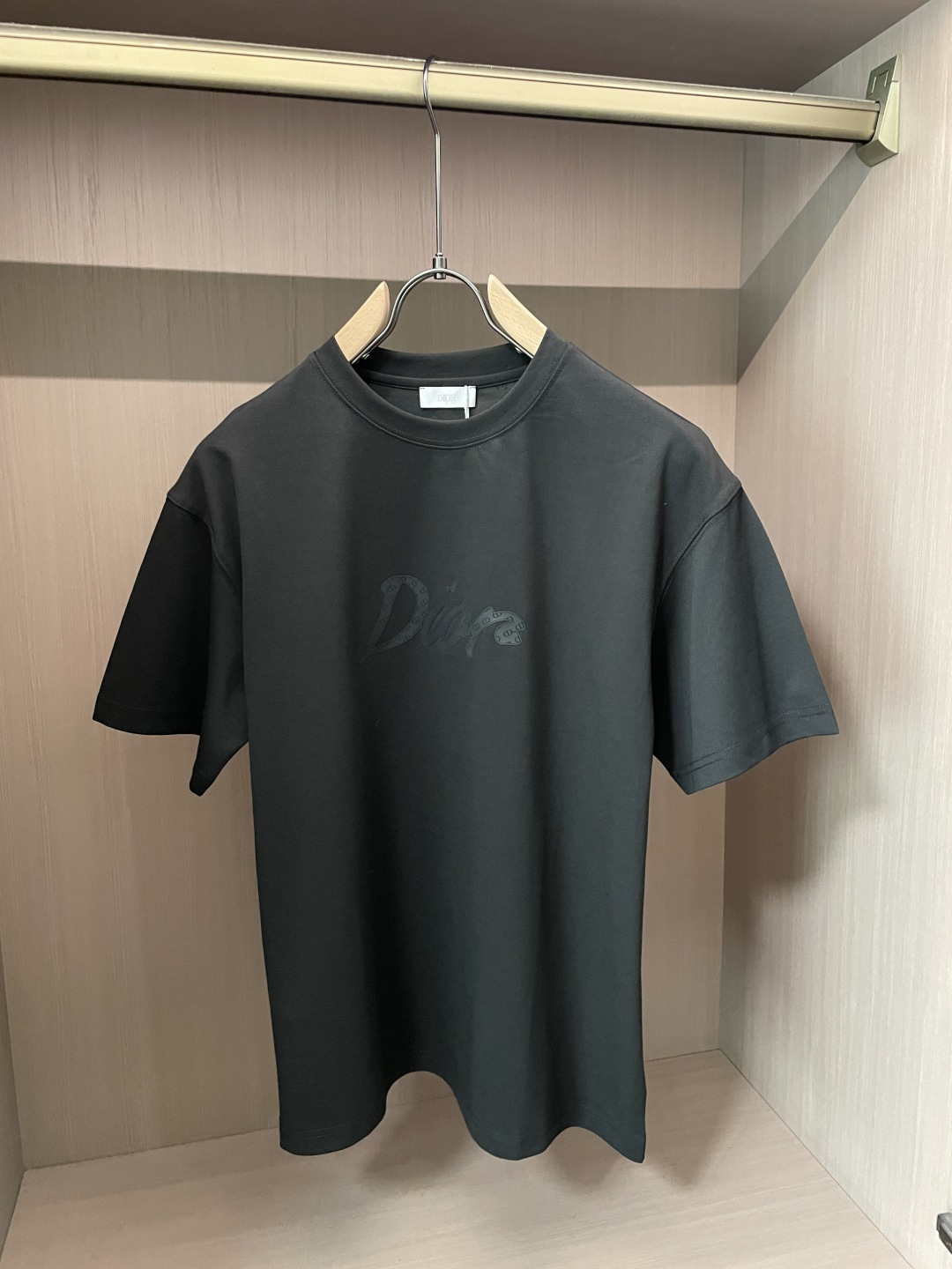 D奥 2026春夏新款首发专柜最新款短袖圆领T恤 高端订制 设计前卫时尚！品牌logo重工艺设计 高端定