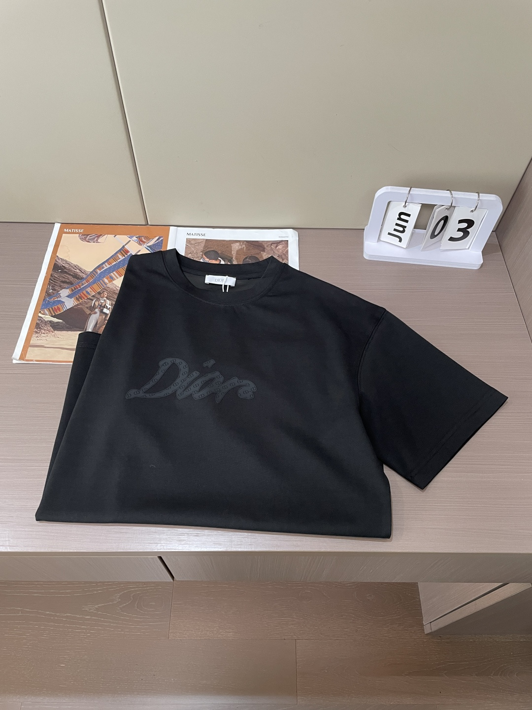 D奥 2026春夏新款首发专柜最新款短袖圆领T恤 高端订制 设计前卫时尚！品牌logo重工艺设计 高端定