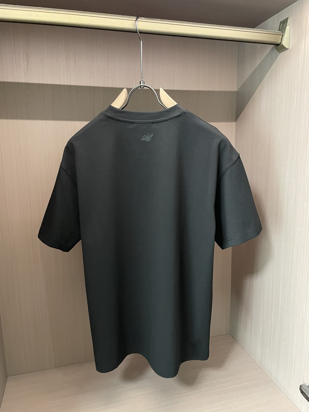 D奥 2026春夏新款首发专柜最新款短袖圆领T恤 高端订制 设计前卫时尚！品牌logo重工艺设计 高端定