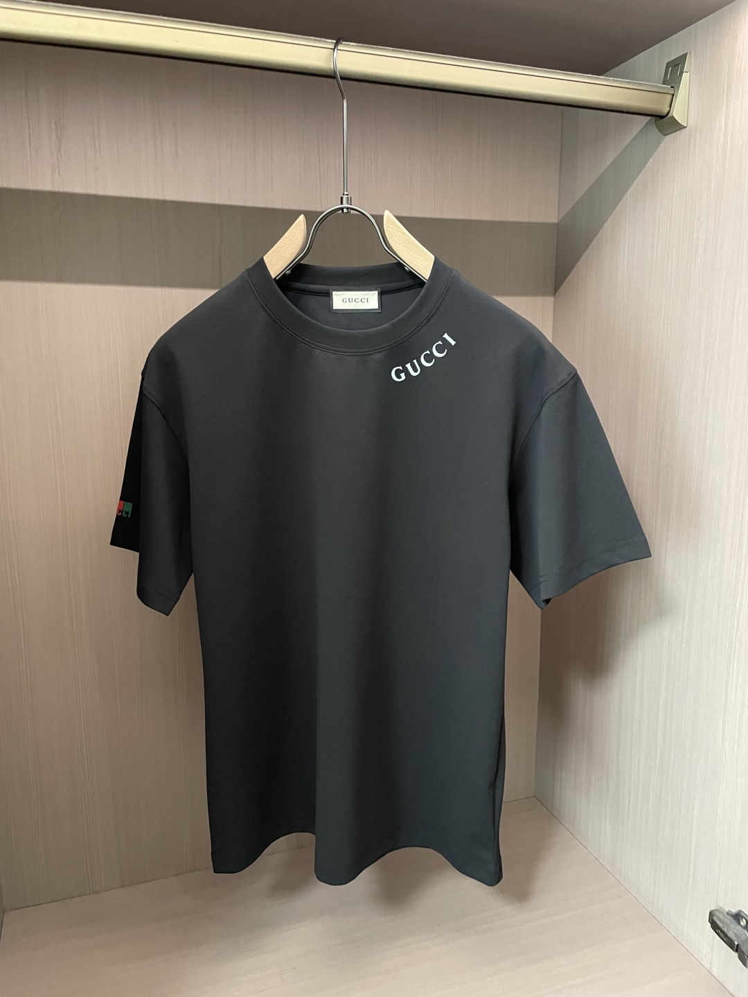 Gucc 2026春夏新款首发专柜最新款短袖圆领T恤 高端订制 设计前卫时尚！品牌logo重工艺设计 高
