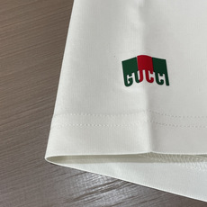 Gucc 2026春夏新款首发专柜最新款短袖圆领T恤 高端订制 设计前卫时尚!品牌logo重工艺设计 高 Gucc 2026春夏新款首发专柜最新款短袖圆领T恤 高端订制 设计前卫时尚!品牌logo重工艺设计 高