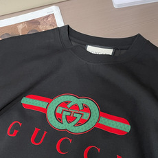 Gucc 2026春夏新款首发专柜最新款短袖圆领T恤 高端订制 设计前卫时尚!品牌logo重工艺设计 高 Gucc 2026春夏新款首发专柜最新款短袖圆领T恤 高端订制 设计前卫时尚!品牌logo重工艺设计 高