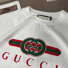 Gucc 2026春夏新款首发专柜最新款短袖圆领T恤 高端订制 设计前卫时尚!品牌logo重工艺设计 高 Gucc 2026春夏新款首发专柜最新款短袖圆领T恤 高端订制 设计前卫时尚!品牌logo重工艺设计 高