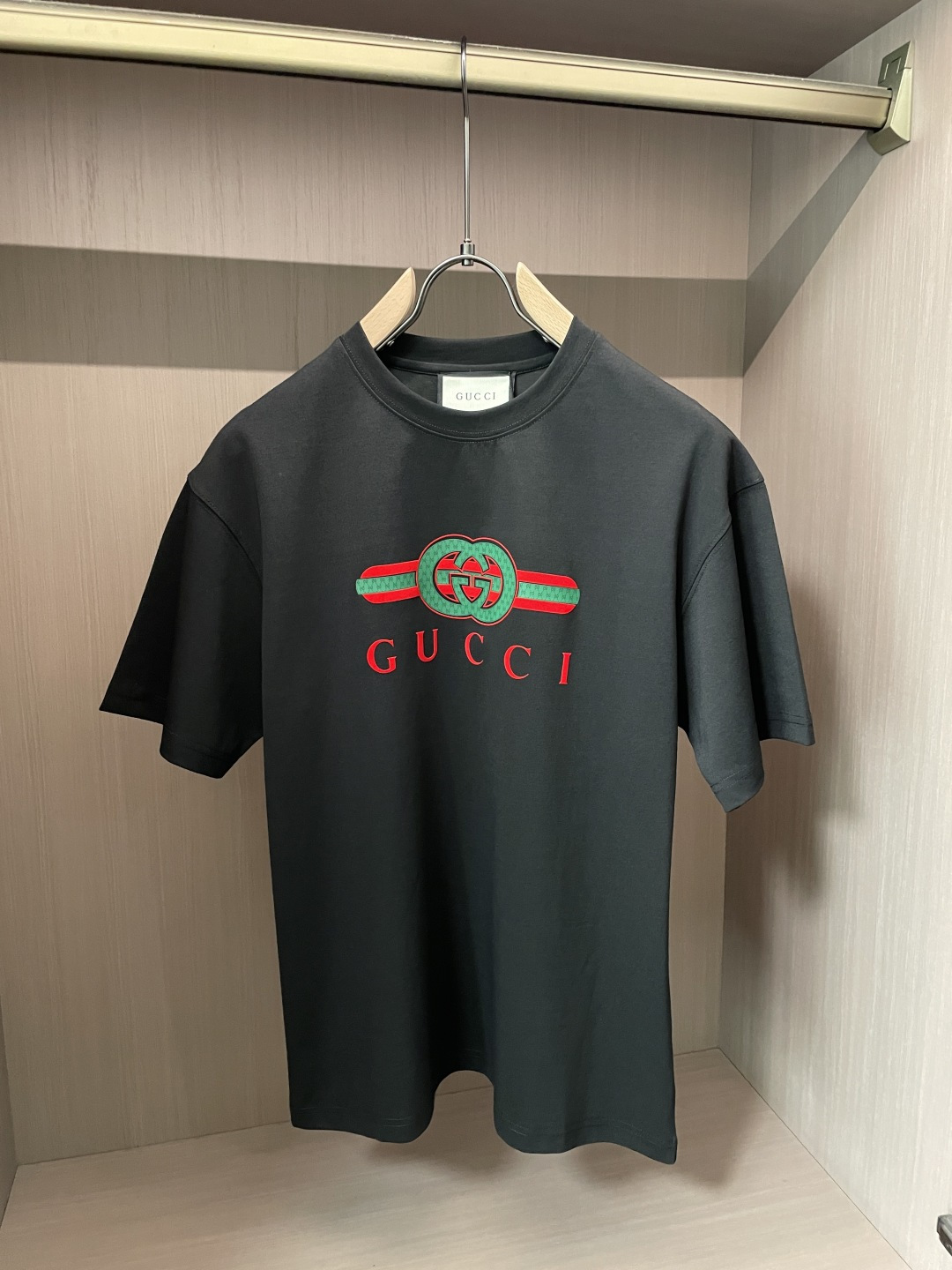 Gucc 2026春夏新款首发专柜最新款短袖圆领T恤 高端订制 设计前卫时尚！品牌logo重工艺设计 高