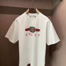 Gucc 2026春夏新款首发专柜最新款短袖圆领T恤 高端订制 设计前卫时尚!品牌logo重工艺设计 高 Gucc 2026春夏新款首发专柜最新款短袖圆领T恤 高端订制 设计前卫时尚!品牌logo重工艺设计 高