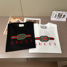 Gucc 2026春夏新款首发专柜最新款短袖圆领T恤 高端订制 设计前卫时尚!品牌logo重工艺设计 高 Gucc 2026春夏新款首发专柜最新款短袖圆领T恤 高端订制 设计前卫时尚!品牌logo重工艺设计 高