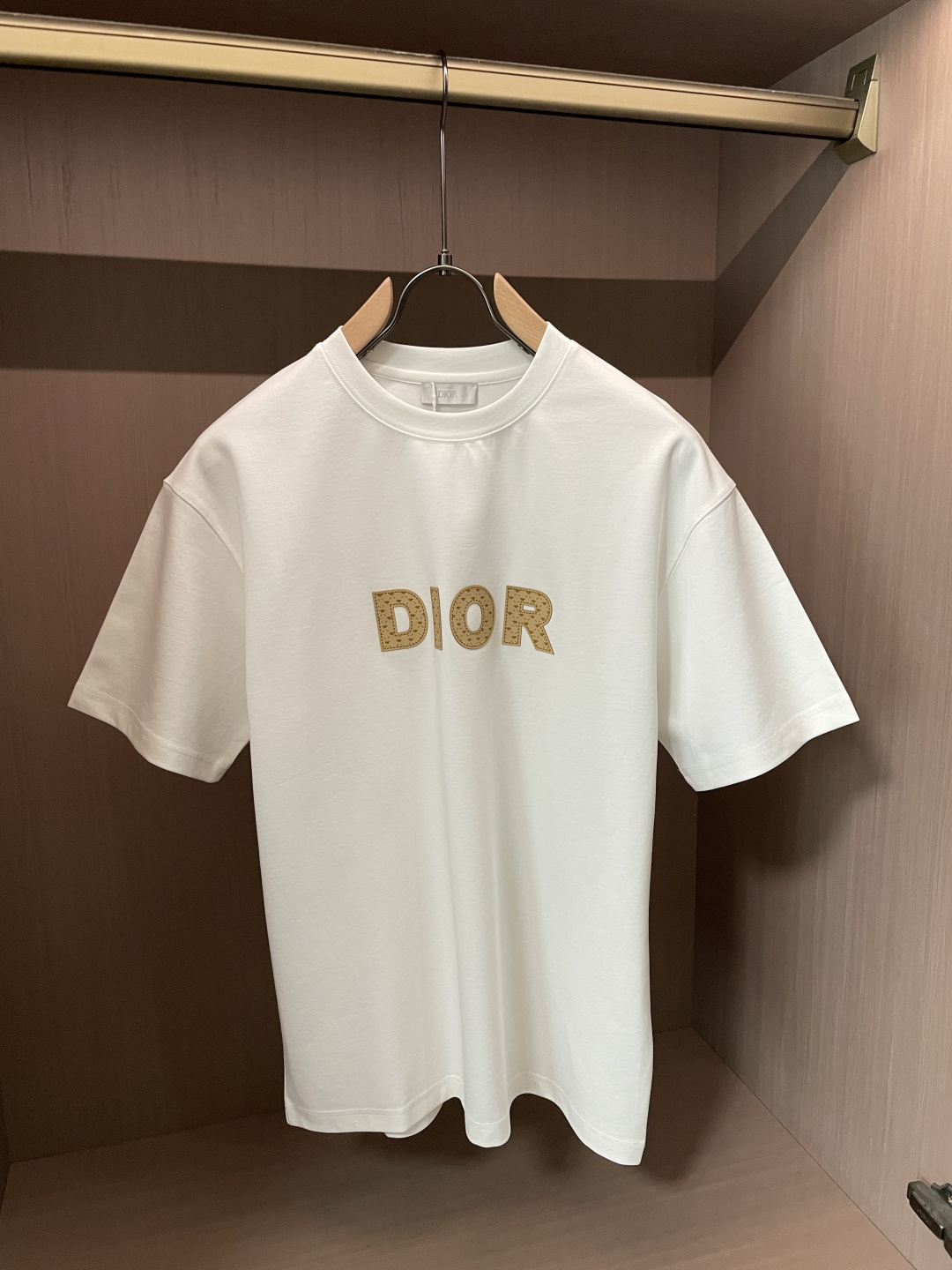 D奥 2026春夏新款首发专柜最新款短袖圆领T恤 高端订制 设计前卫时尚！品牌logo重工艺设计 高端定