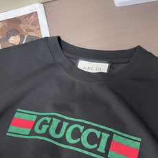 Gucc 2026春夏新款首发专柜最新款短袖圆领T恤 高端订制 设计前卫时尚!品牌logo重工艺设计 高 Gucc 2026春夏新款首发专柜最新款短袖圆领T恤 高端订制 设计前卫时尚!品牌logo重工艺设计 高