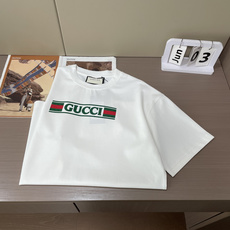 Gucc 2026春夏新款首发专柜最新款短袖圆领T恤 高端订制 设计前卫时尚!品牌logo重工艺设计 高 Gucc 2026春夏新款首发专柜最新款短袖圆领T恤 高端订制 设计前卫时尚!品牌logo重工艺设计 高