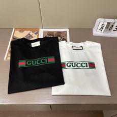 Gucc 2026春夏新款首发专柜最新款短袖圆领T恤 高端订制 设计前卫时尚!品牌logo重工艺设计 高 Gucc 2026春夏新款首发专柜最新款短袖圆领T恤 高端订制 设计前卫时尚!品牌logo重工艺设计 高