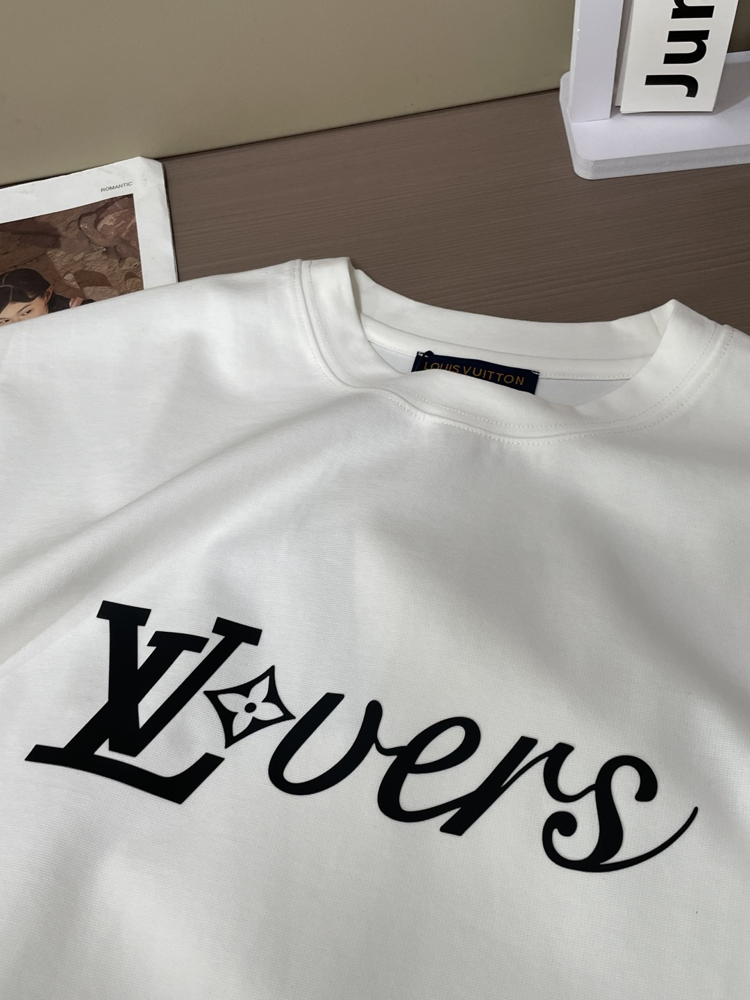 Lv 2026春夏新款首发专柜最新款短袖圆领T恤 高端订制 设计前卫时尚！品牌logo重工艺设计 高端定