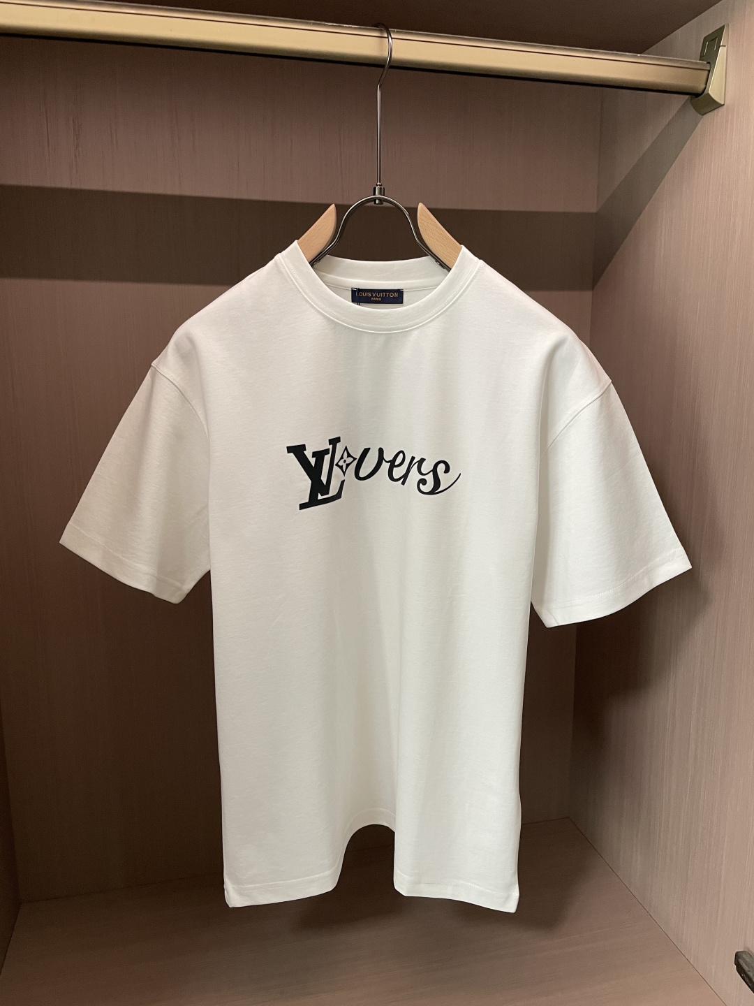 Lv 2026春夏新款首发专柜最新款短袖圆领T恤 高端订制 设计前卫时尚！品牌logo重工艺设计 高端定