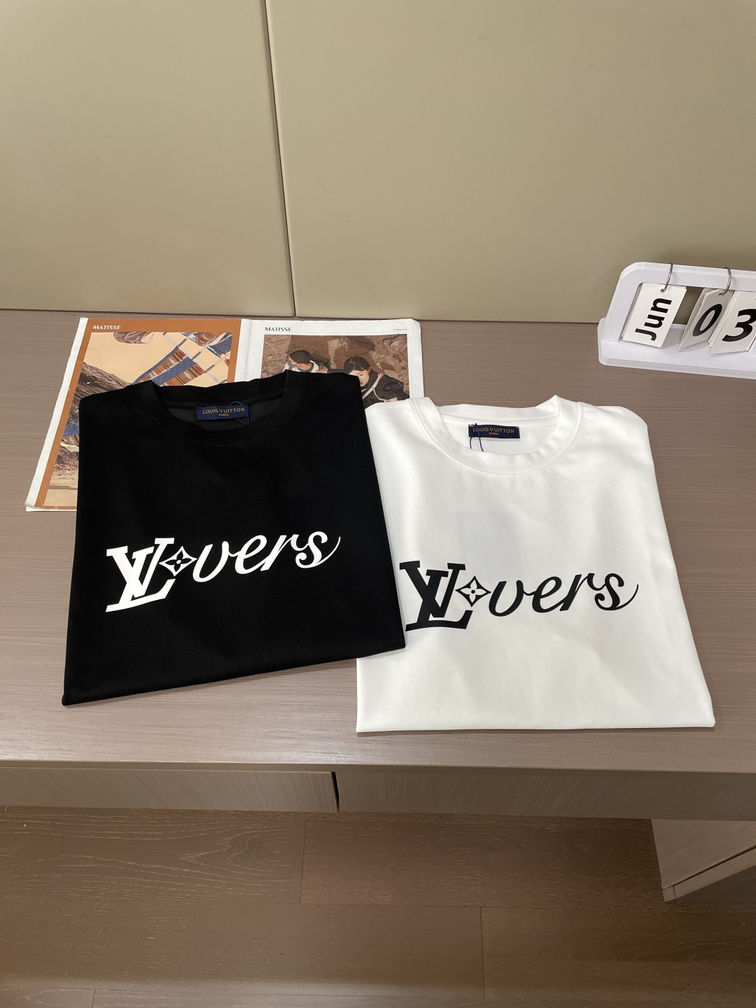Lv 2026春夏新款首发专柜最新款短袖圆领T恤 高端订制 设计前卫时尚！品牌logo重工艺设计 高端定
