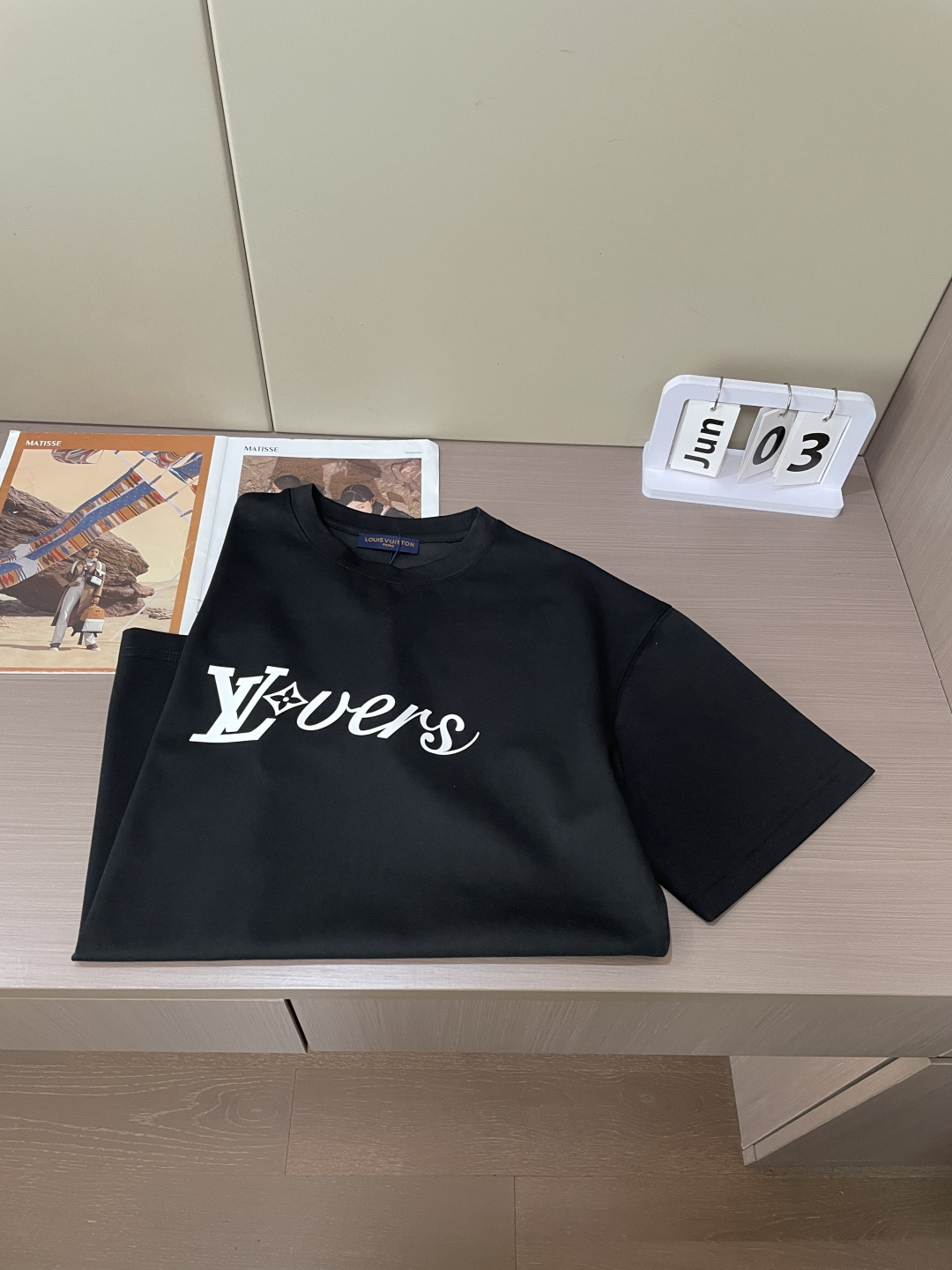 Lv 2026春夏新款首发专柜最新款短袖圆领T恤 高端订制 设计前卫时尚！品牌logo重工艺设计 高端定