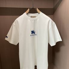 Bur 2026春夏新款首发专柜最新款短袖圆领T恤 高端订制 设计前卫时尚!品牌logo重工艺设计 高端 Bur 2026春夏新款首发专柜最新款短袖圆领T恤 高端订制 设计前卫时尚!品牌logo重工艺设计 高端